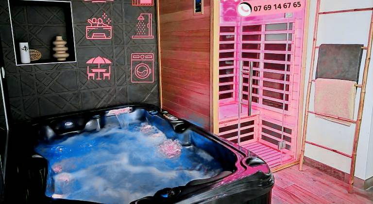Villa with jacuzzi & sauna in Montlucon