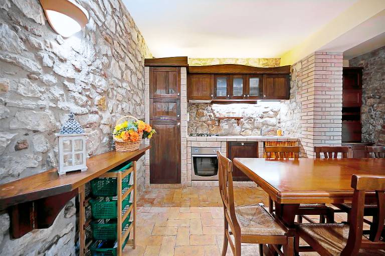 Ample cottage with patio & garden | Pet-friendly — photo 4