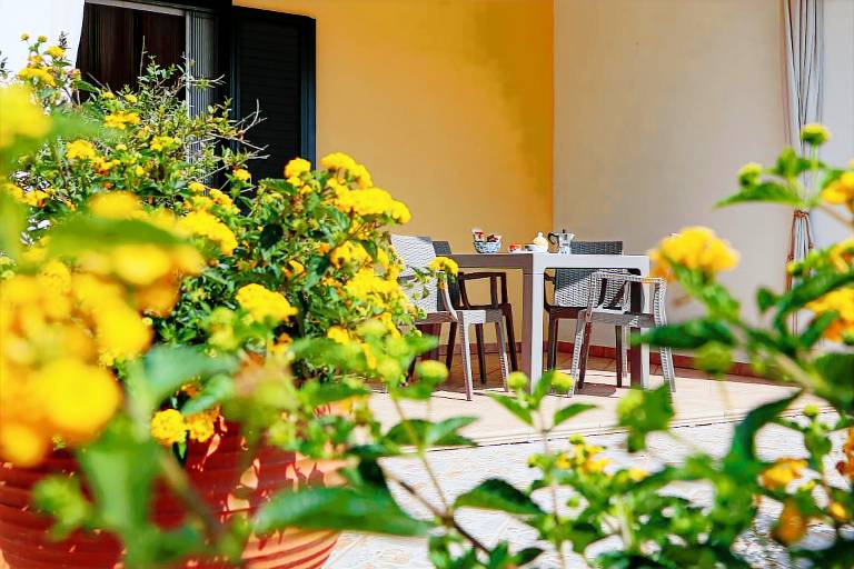 Apartment with garden — photo 4