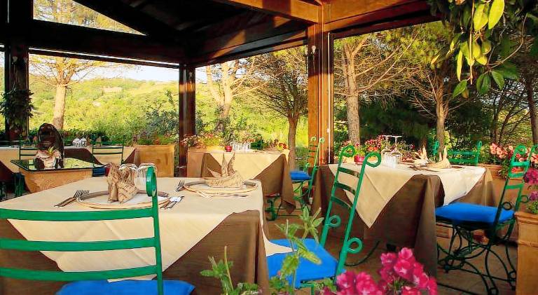 Vacation home with garden, pool & patio — photo 4