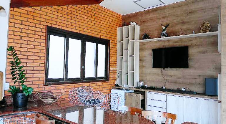 Vacation home with hot tub & pool — photo 4