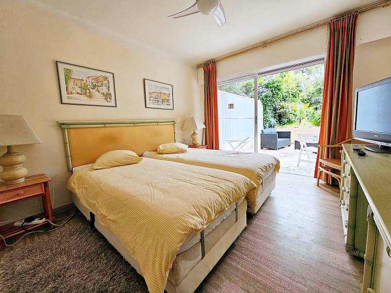 Child-friendly pleasant apartment with patio & garden | Garden view | Dogs allowed — photo 4