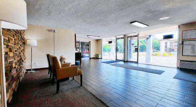 OYO Hotel Moline Downtown IL I-74 North — photo 2