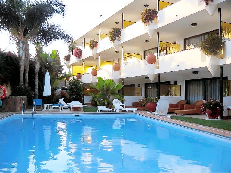 Apartment with pool, yard & patio | Next to the beach | Dogs allowed in San Bartolomé de Tirajana