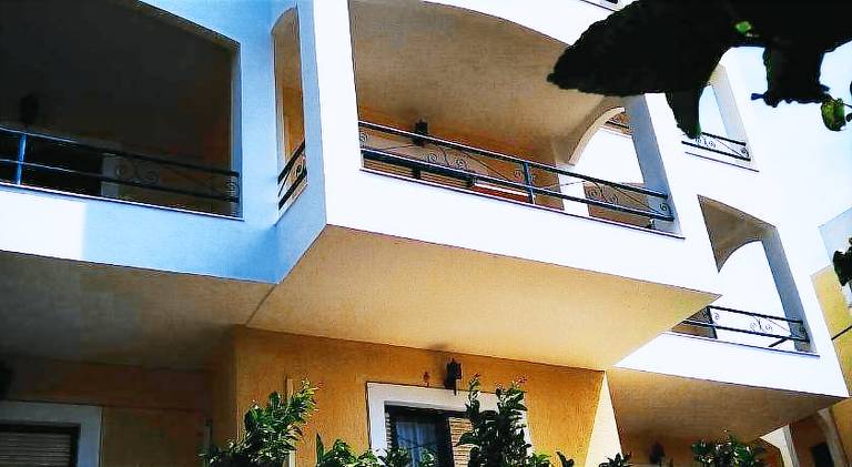 Holiday apartment with patio & garden — photo 4