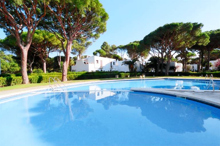 Fully equipped vacation home with BBQ, yard & pool | Pet-friendly — photo 3