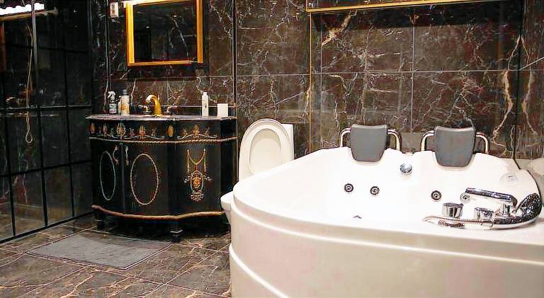 Apartment with hot tub — photo 4