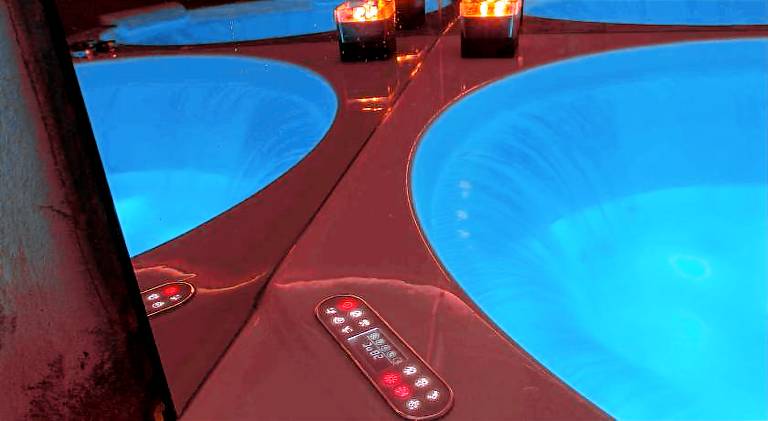 Apartment with pool & hot tub — photo 5