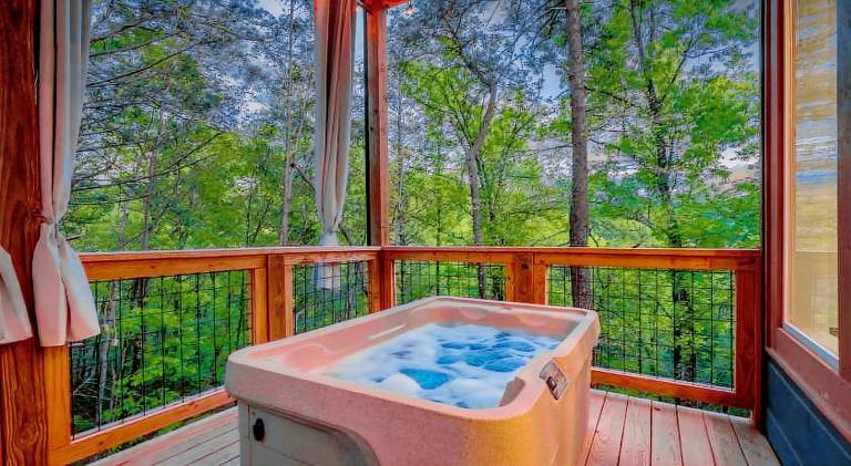 Chalet with pool & hot tub — photo 3