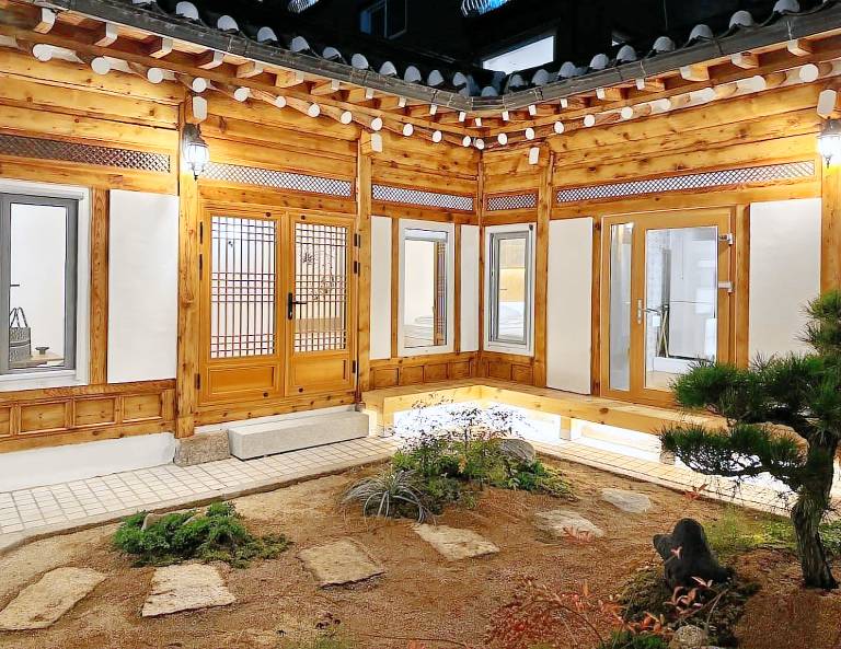 Fully equipped house with yard | Near Bukchon Hanok Village | Perfect for remote work | Pets allowed — photo 3
