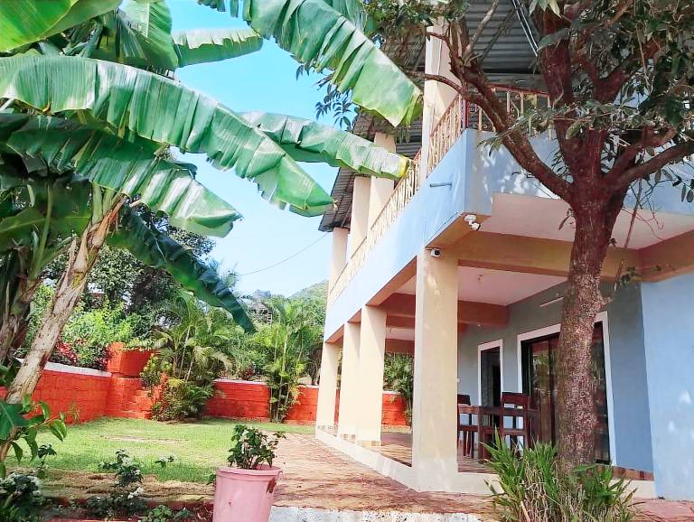 Villa with barbecue, yard & pool | Pet-friendly — photo 4