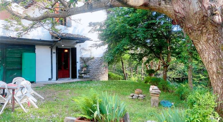 Holiday apartment with barbeque, yard & patio — photo 4