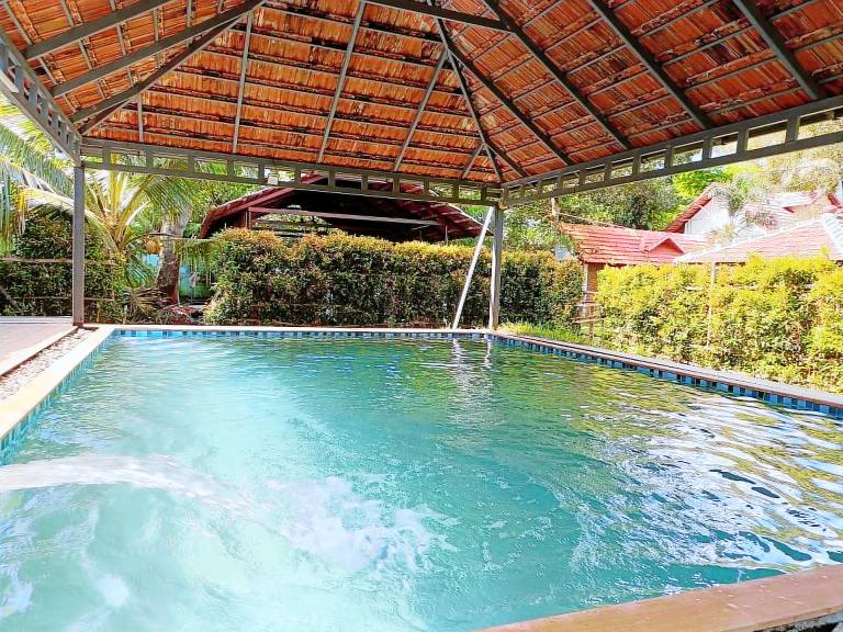 Villa with yard & pool — photo 3