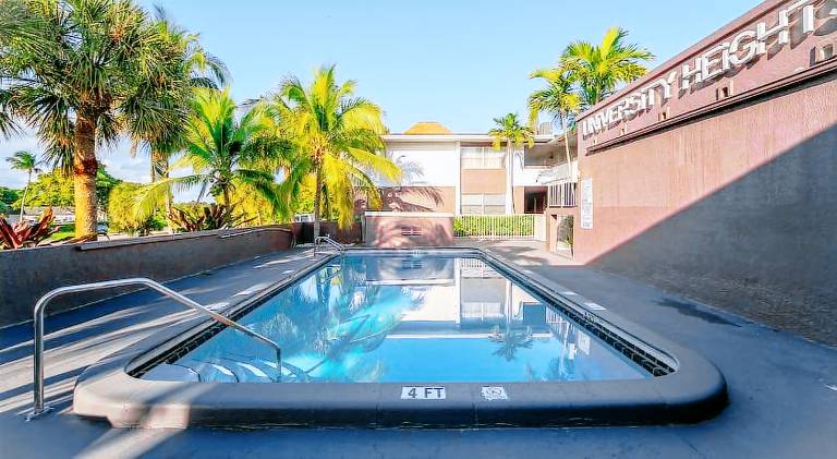 Apartment with pool — photo 5