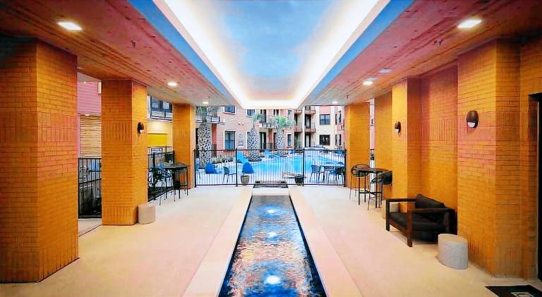 Cozy 2BR w Pool Gym Near Rvrwalk Dome Conv Ctr — photo 4