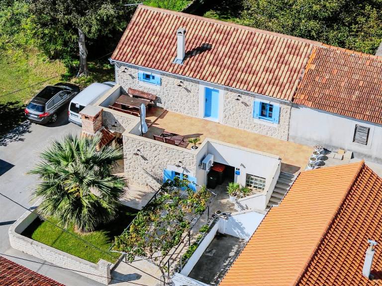 House with patio, BBQ & yard | Pets allowed — photo 2