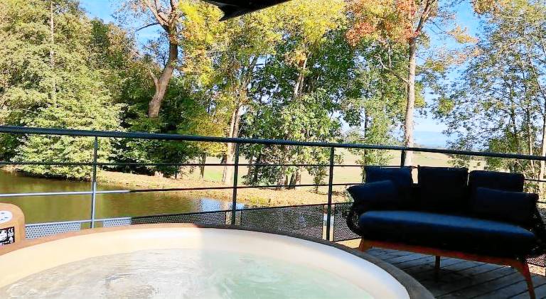 Lodge with garden, patio & hot tub | Perfect for remote work — photo 4