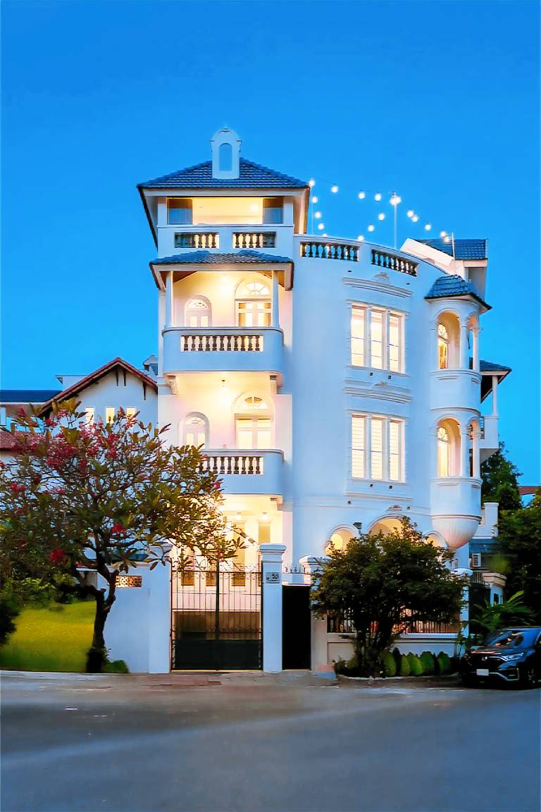 Fully equipped villa with pool, barbecue & sauna | Suitable for remote work | Pet-friendly in Ho Chi Minh City
