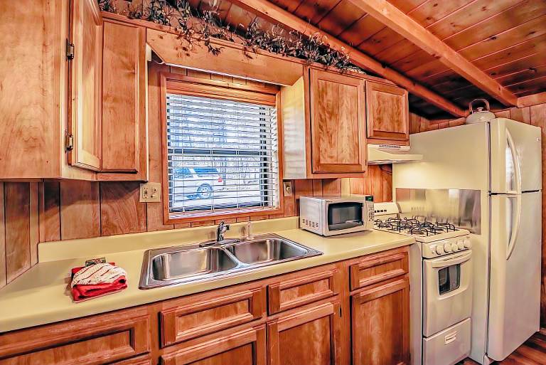Knotty Pine Upper Canyon Cabin • Hot Tub & Wildlife — photo 5