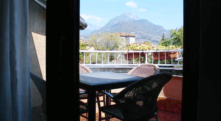 Serviced apartment with yard — photo 3