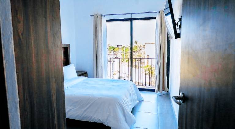Apartment with pool — photo 2