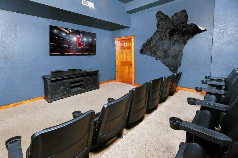 Children-friendly spacious cabin with pool, barbeque & jacuzzi | Mountain view | Pets are welcome — photo 3
