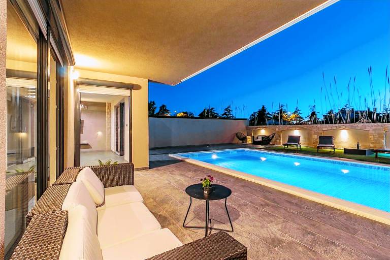 Fully equipped ample vacation home with private pool, barbeque & terrace | Good for workation | Pets are welcome in Pula