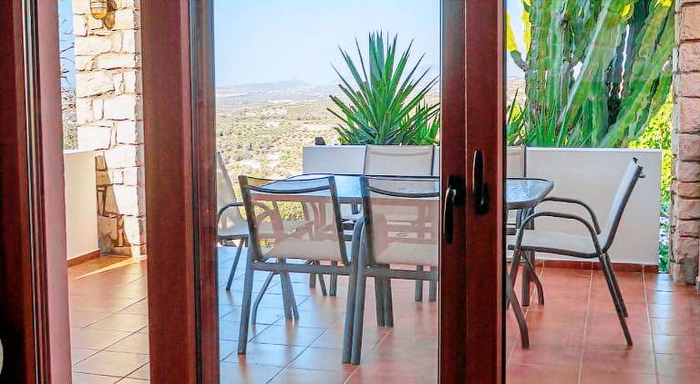 Villa with private pool, patio & garden — photo 5