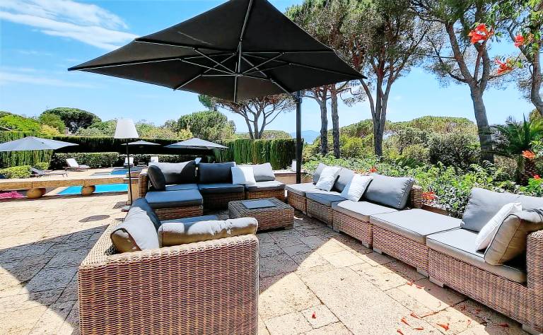 Villa with yard, patio & private pool — photo 4
