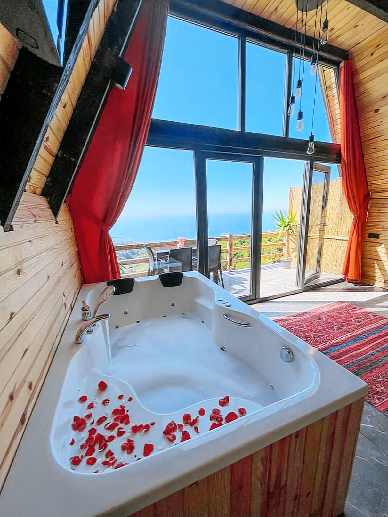 Bungalow with hot tub — photo 3