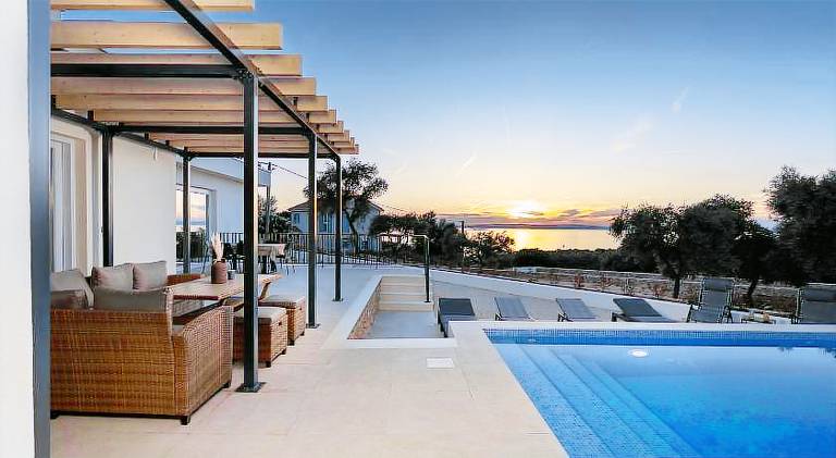 House with pool — photo 3