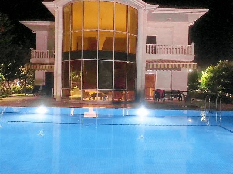 Vacation home with barbeque, private pool & yard | Pet-friendly — photo 5