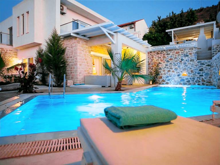 Fully equipped villa with patio, yard & barbeque | Pets allowed — photo 3