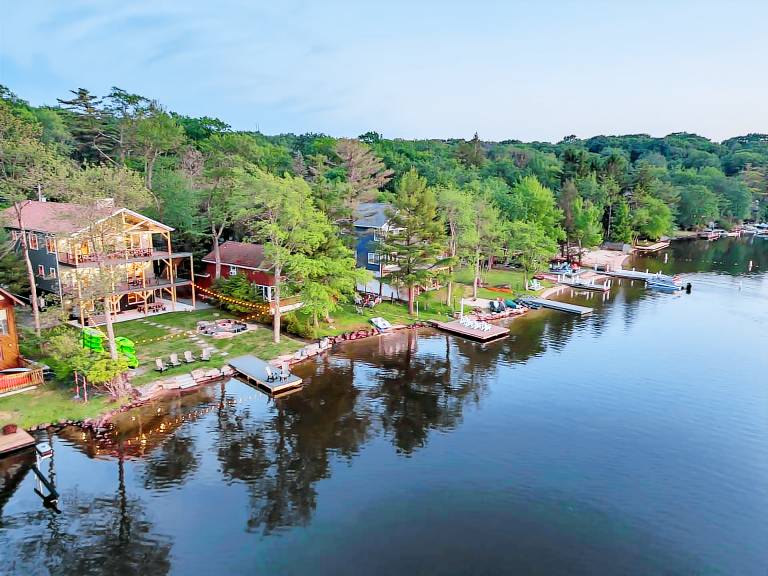 Lake Front Livin by PMR, 8BR Lakefront, Private Beach & Dock, Sleeps 26 — photo 4