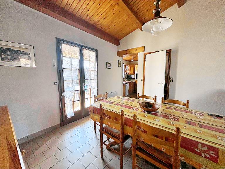 Vacation home with BBQ & yard — photo 4