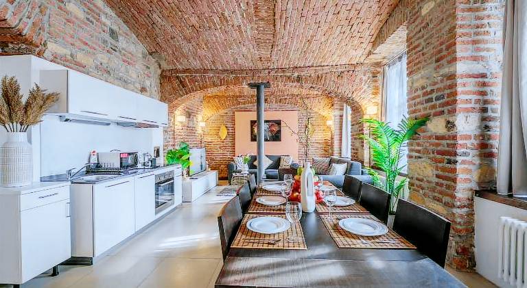 Serviced apartment with patio, hot tub & yard | Near Dancing House — photo 4