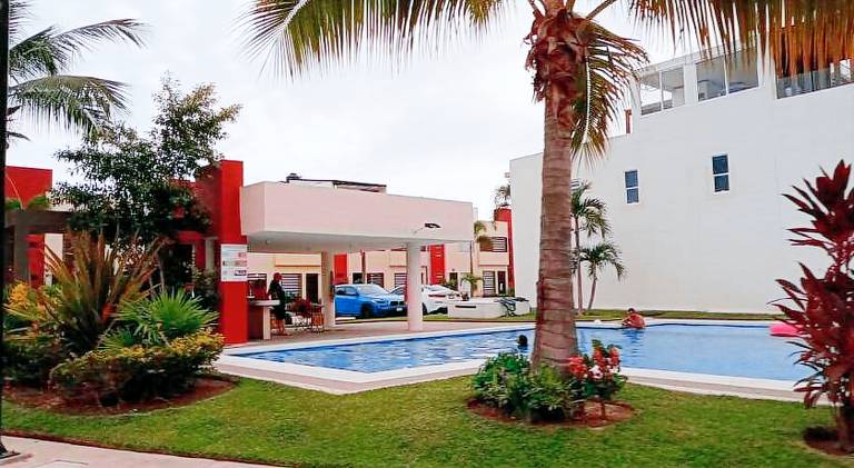 Vacation home with pool — photo 3