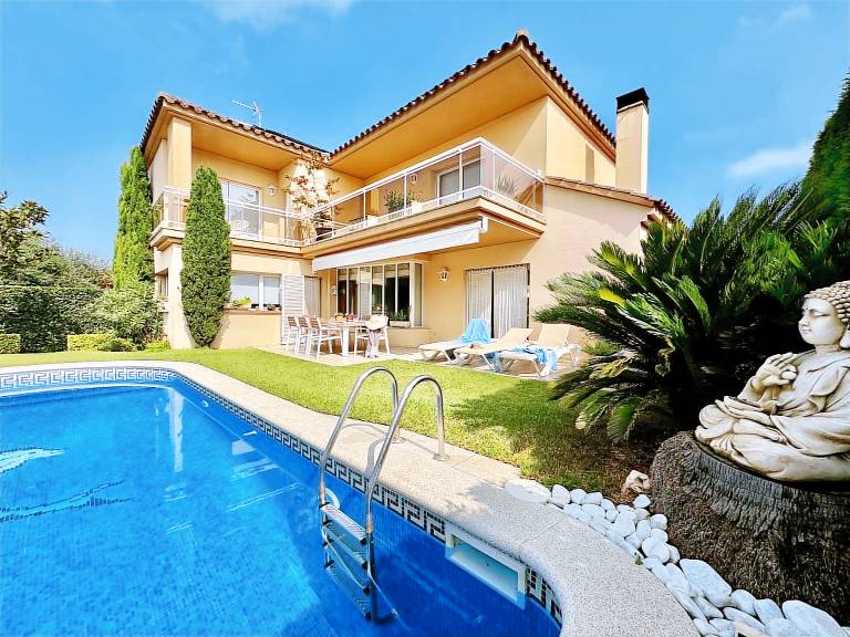 Villa with garden & private pool — photo 2
