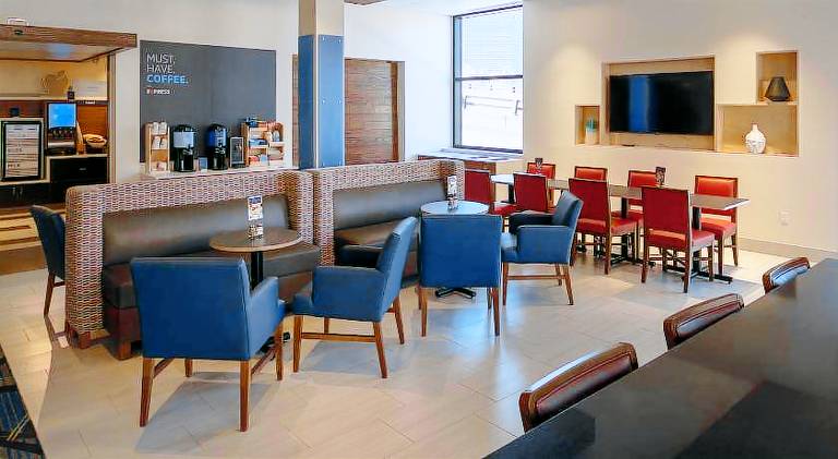 Holiday Inn Express and Suites Tulsa Downtown - Arts District By IHG — photo 3