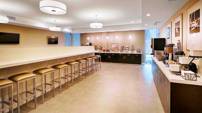 La Quinta Inn & Suites by Wyndham Tulsa Downtown/Route 66 — photo 5