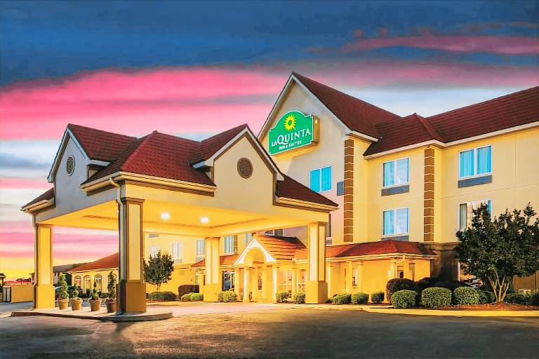 La Quinta Inn & Suites by Wyndham Russellville in Russell, AR