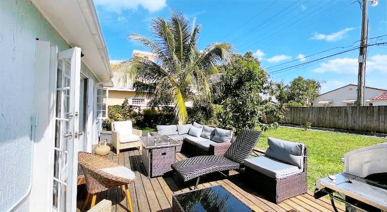 Hot tub, tiki bar, outdoor shower, near Intercoastal Waterway! — photo 4