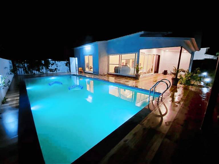 Beautiful villa with pool & garden | Good for workation | Dogs allowed in Faridabad