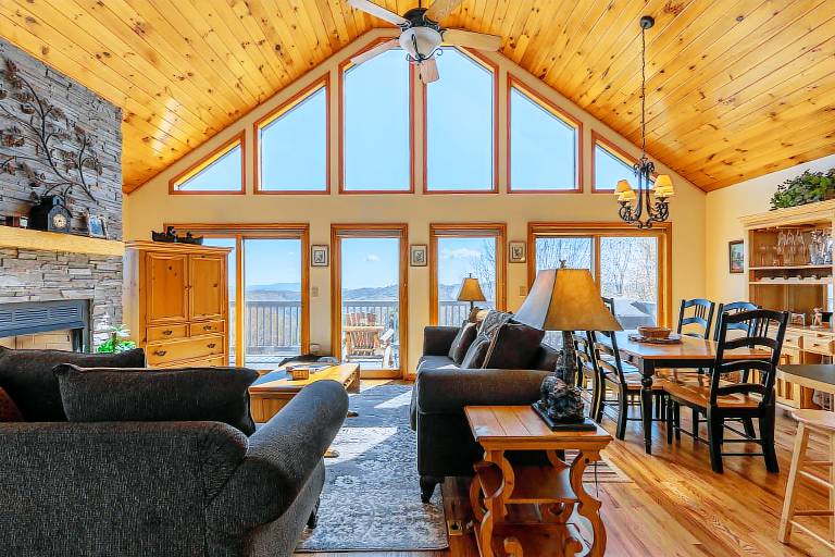 Welcome Home - Great View, Hot Tub, Foosball Table, Fire Pit, 15 minutes to Boone! — photo 4