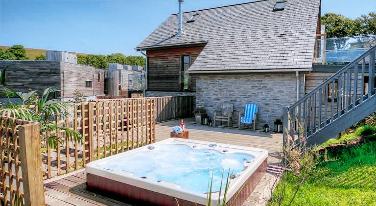 House with jacuzzi & pool in Looe