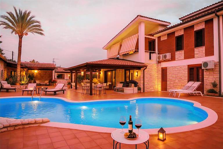 Villa with private pool, yard & barbecue — photo 3