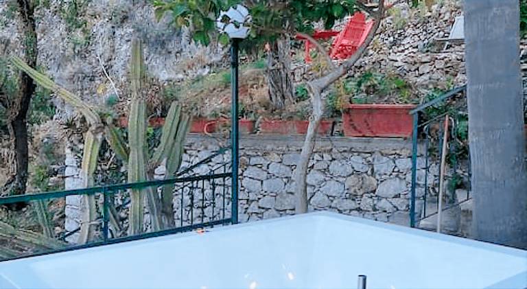 Vacation home with jacuzzi | Pets allowed — photo 5