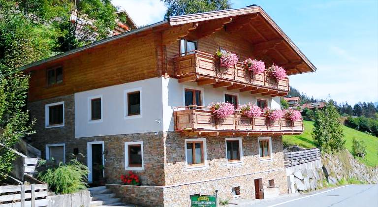 Holiday apartment with garden & terrace in Wald im Pinzgau