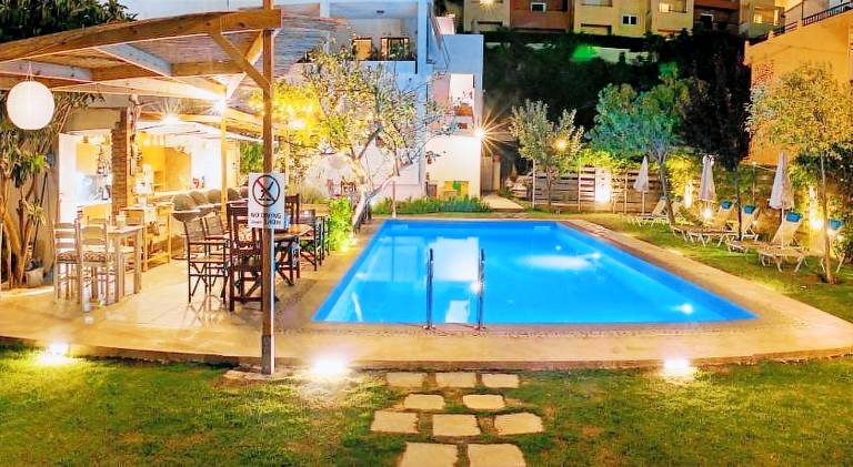 Serviced apartment with pool, yard & patio — photo 3