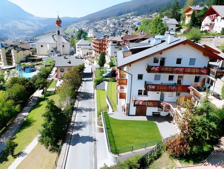 Serviced apartment with yard in Ortisei